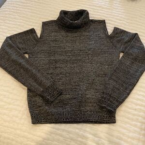 Shoulder cutout sweater 